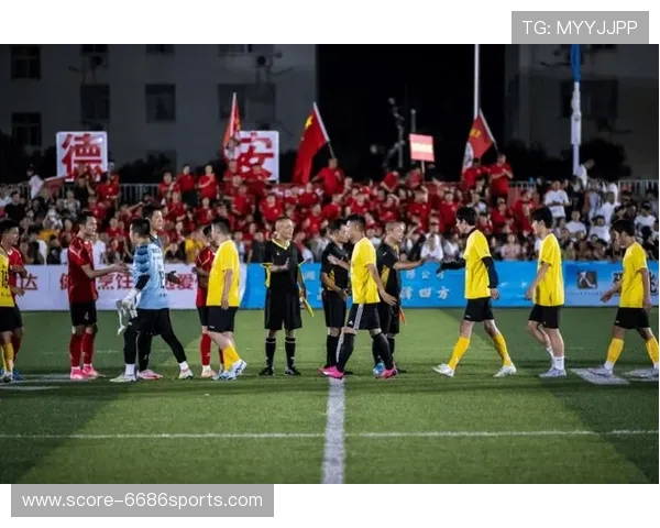 球星携手足球明星同框亮相笑容满面尽显运动与友谊魅力